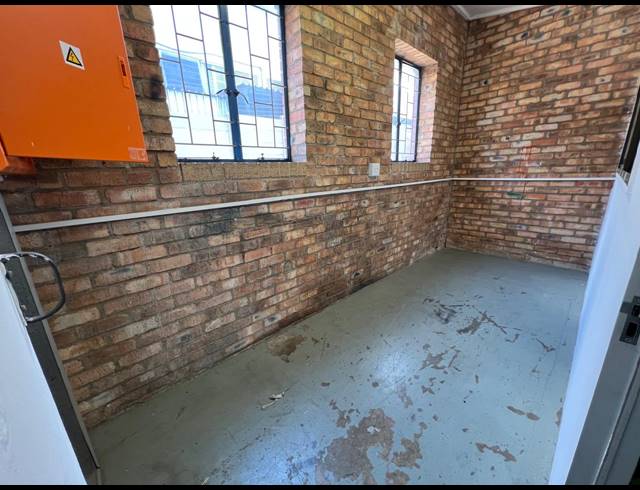 230M² WAREHOUSE TO LET IN STRIJDOMPARK